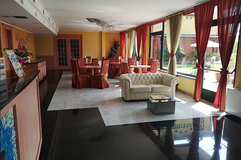 Reception Hotel Montelago Comabbio
